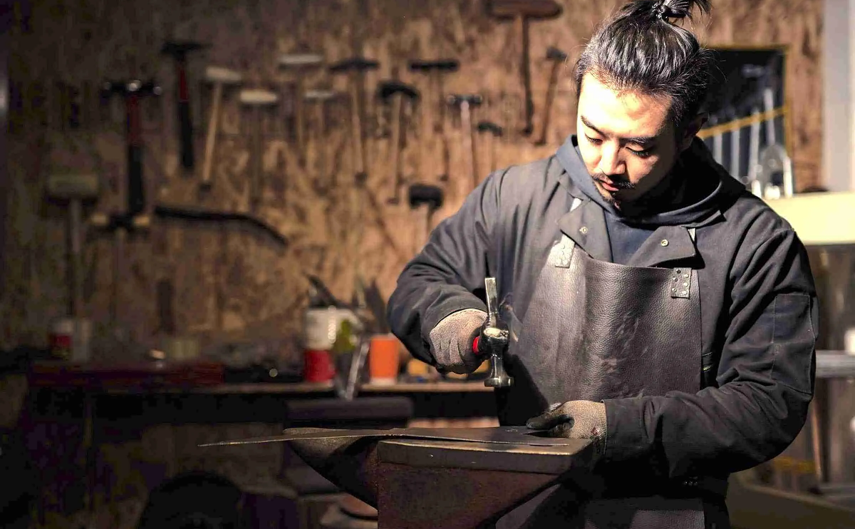 Heavy-Duty Leather Aprons for Blacksmithing: Protection, Comfort & Durability